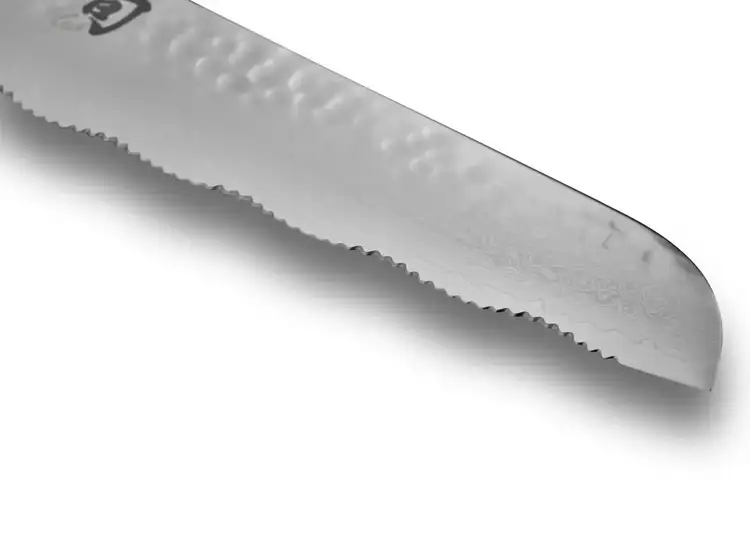 Detailed blade view of the Master Serrated Utility Knife, showcasing its dual-frequency wave-patterned serrations.