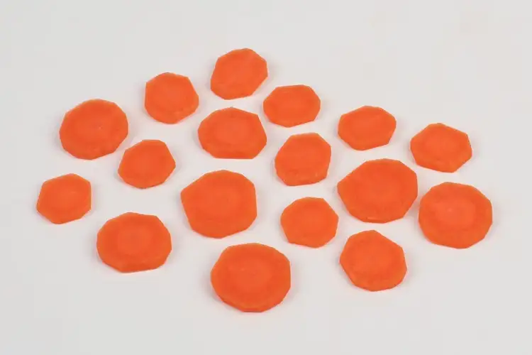 Carrots cut into round slices, also known as rondelles, ideal for soups and sautés.